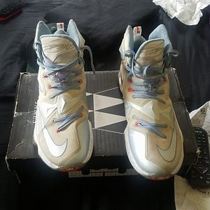 Lebrons James 13 xmas edition